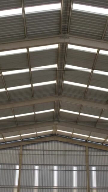 Projetos industriais e galpões podem (e devem) aproveitar melhor a iluminação natural ☀️.
Com o fechamento lateral em telhas de fibra de vidro, você reduz o uso de energia elétrica durante o dia, melhora a visibilidade interna e ainda valoriza o ambiente.