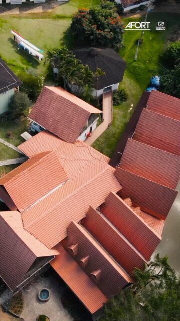 Os chalés em Alfredo Chaves-ES mostram como a Telha Colonial de PVC da Afort une beleza, resistência e desempenho para valorizar qualquer projeto.

Confira alguns dos diferenciais:

✔ Instalação prática e eficiente
✔ Alta durabilidade
✔ Excelente vedação contra chuvas
✔ Ideal para coberturas com inclinação

💡 Dica do Felipe: Na estrutura de madeira dos chalés, faça sempre um furo guia antes da fixação. Assim, o parafuso entra corretamente e contribui para uma vedação mais eficiente.

Está planejando uma cobertura? O AFORTCALC é um app que auxilia na estimativa de telhas, cumeeiras e itens de fixação, tornando o planejamento da obra muito mais prático.

📲 Baixe o AFORTCALC na Play Store ou App Store. O link está na bio.

#Afort #GrupoFortlev #AFORTCALC #TelhaColonialPVC #telhadepvc