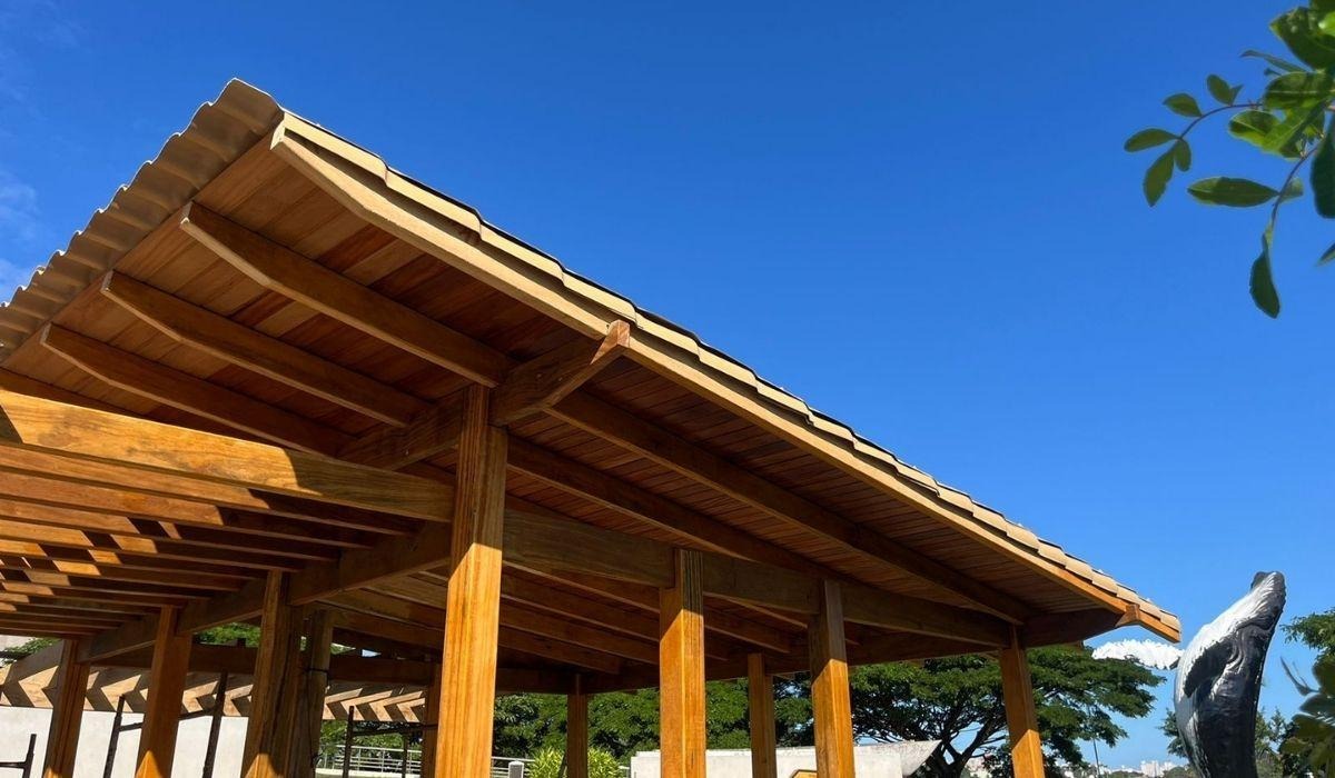 Cobertura de pergolado de madeira com telhas de PVC