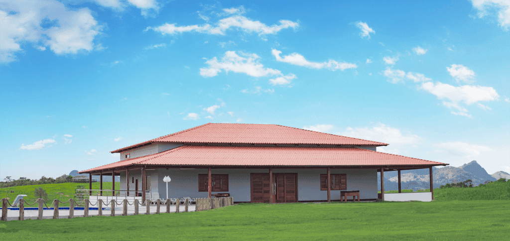 Casa com um dos diferentes tipos de telhas para casas