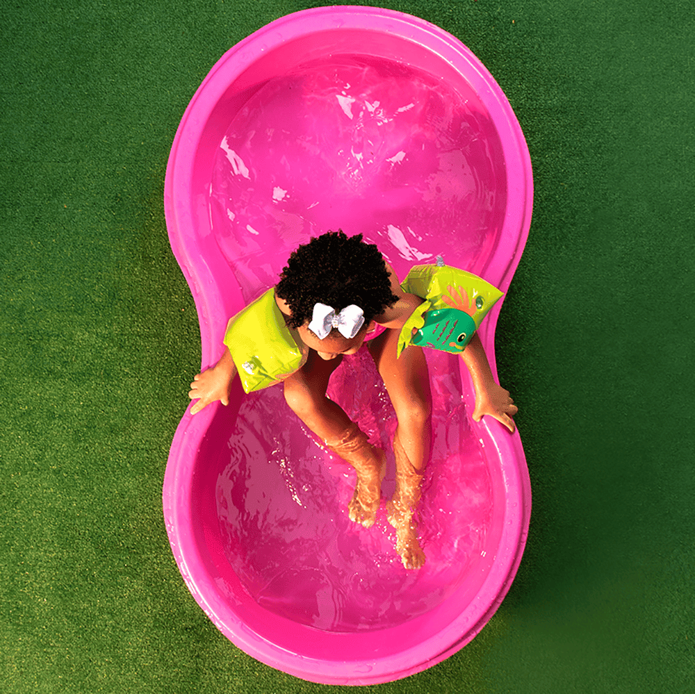 Criança tomando banho em uma piscina feijão 100 litros